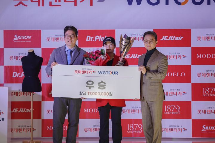 [서울=뉴시스] '2026 롯데카 더블유지투어' 2차 대회에서 우승한 홍현지. (사진=골프존 제공) 2026.02.09. photo@newsis.com *재판매 및 DB 금지