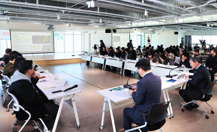 [제주=뉴시스] 9일 오전 제주소통협력센터에서 제주시 주관으로 '원도심 활성화를 위한 유관기관 협력회의'가 열리고 있다. (사진=제주시 제공) 2026.02.09. photo@newsis.com *재판매 및 DB 금지