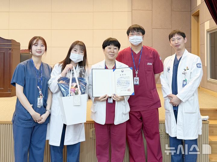 [인천=뉴시스] 이운정 인천성모병원 응급의학과 교수(가운데)가 기념 촬영하고 있다. (사진=인천성모병원 제공) 2026.02.09. photo@newsis.com