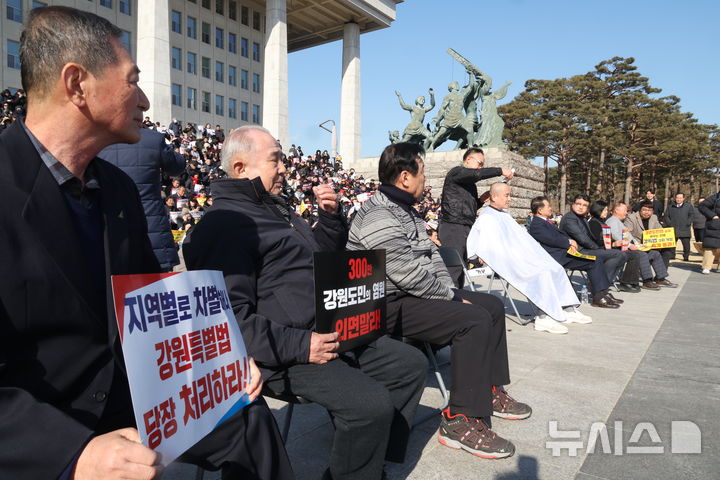 [서울=뉴시스] 조성봉 기자 = 김진태 강원특별자치도 도지사가 9일 오후 서울 여의도 국회 본청 계단에서 열린 ‘강원특별법 3차 개정안의 조속한 입법’ 촉구 대회에서 삭발을 하고 있다.2026.02.09. suncho21@newsis.com 