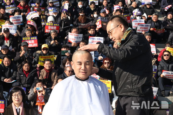 [서울=뉴시스] 조성봉 기자 = 김진태 강원특별자치도 도지사가 9일 오후 서울 여의도 국회 본청 계단에서 열린 ‘강원특별법 3차 개정안의 조속한 입법’ 촉구 대회에서 삭발을 하고 있다.2026.02.09. suncho21@newsis.com 