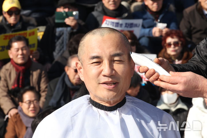 김진태 강원도지사 '강원특별법 3차 개정안' 통과 촉구 삭발 [뉴시스Pic]
