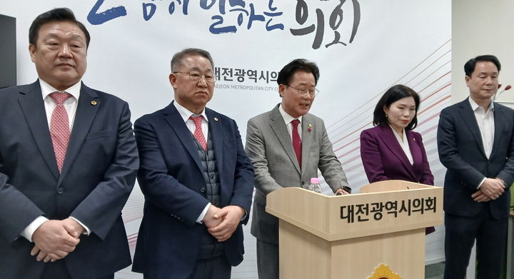 [대전=뉴시스] 조명휘 기자 = 대전시의회 대전충남행정통합특별위원회 소속 국민의힘 의원들이 9일 시의회서 기자회견을 열고 민주당 발의 통합법안에 반대 입장을 밝히고 있다. 2026.02.09. photo@newsis.com *재판매 및 DB 금지