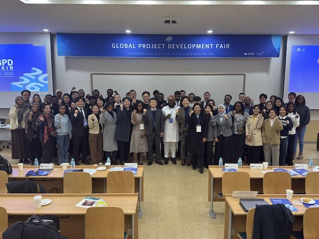 [서울=뉴시스] 서울시립대 '동계 국제도시과학전문대학원 GPD 성과공유세미나'에서 참가자들이 기념 촬영을 하고 있다. (사진=서울시립대 제공) 2026.02.09. photo@newsis.com *재판매 및 DB 금지