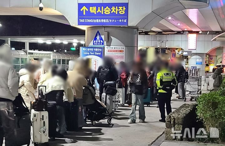 "택시줄만 100m"…제주서 폭설 체류객 500여명 수송작전