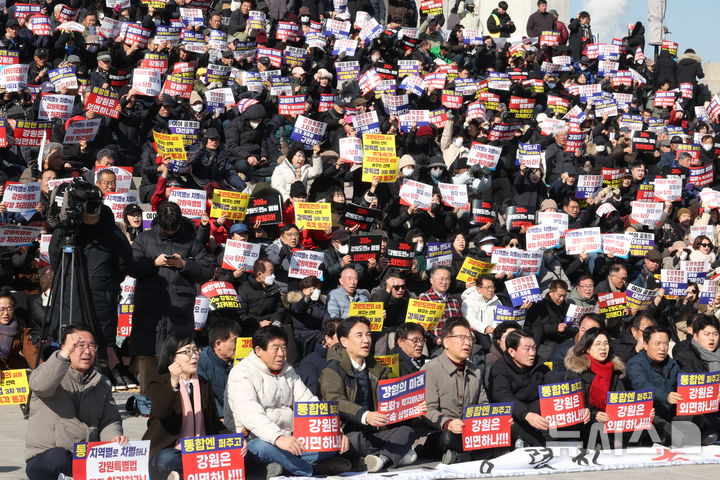 [서울=뉴시스] 조성봉 기자 = 김진태 강원특별자치도 도지사를 비롯한 참석자들이 9일 오후 서울 여의도 국회 본청 계단에서 열린 ‘강원특별법 3차 개정안의 조속한 입법’ 촉구 대회에서 구호를 외치고 있다.2026.02.09. suncho21@newsis.com 