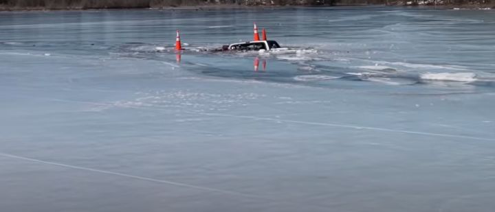 빙판 위 묘기 부리다 픽업트럭 침수…"최고의 어리석음"