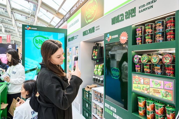 [서울=뉴시스] 밀라노 코리아하우스 '비비고 존' 부스에서 외국인 방문객이 제품을 살펴보는 모습.(사진=CJ제일제당 제공) *재판매 및 DB 금지