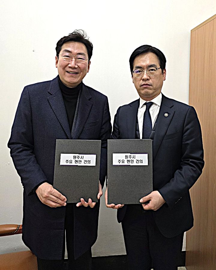 [원주=뉴시스] 9일 원강수 원주시장(왼쪽)과 김민재 행정안전부 차관이 원주지역 주요 현안에 대한 정부 지원을 위한 만남 후 기념사진을 촬영하고 있다. (사진=원주시 제공) 2026.02.06. photo@newsis.com *재판매 및 DB 금지