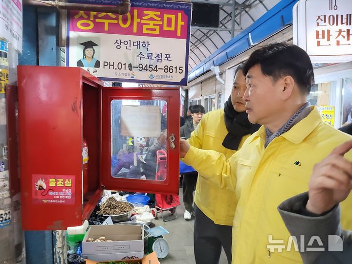 [전주=뉴시스]윤난슬 기자 = 전북 전주시는 설 명절을 앞두고 전통시장을 찾는 시민들의 안전을 확보하기 위해 9일 모래내시장에서 민·관 합동 안전점검을 실시했다. (사진=전주시 제공) 2026.02.09. photo@newsis.com 