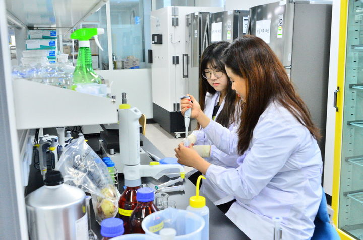 [순창=뉴시스] 순창군 농업기술센터 농산물안전분석실 연구원들이 지역 생산 농산물에 대한 잔류농약 검사를 하고 있다. *재판매 및 DB 금지