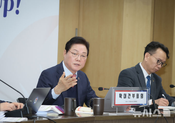 [창원=뉴시스]박완수 경남도지사가 9일 도청 도정회의실에서 2월 확대간부회의를 주재하고 있다.(사진=경남도 제공) 2026.02.09. photo@newsis.com