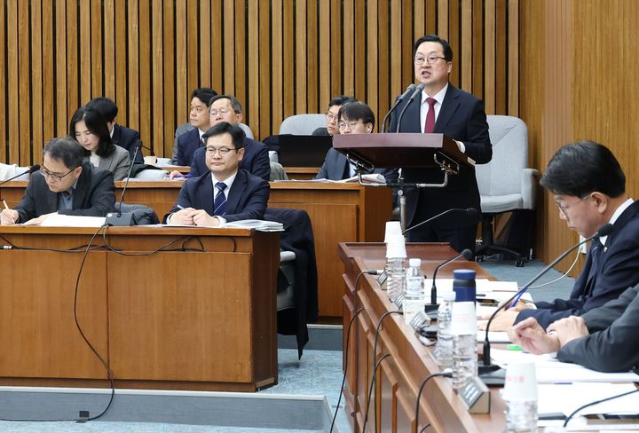 [대전=뉴시스] 조명휘 기자 = 이장우 대전시장이 9일 국회 본관에서 열린 '행정통합 입법 공청회'에 참석해 실질적인 자치권 보장을 촉구하고 있다. (사진= 대전시 제공) 2026.02.09. photo@newsis.com *재판매 및 DB 금지