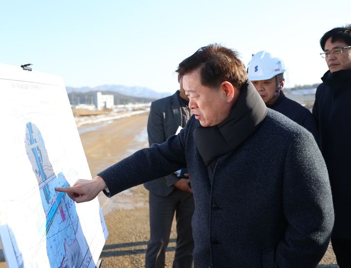 [광명=뉴시스]박승원 광명시장이 2일 광명시흥 테크노밸리 공사 현장을 방문해 공사 진행 현황을 점검하고 한국토지주택공사, 경기주택도시공사 등 관계자들에게 신속하고 차질 없이 공사를 추진해 달라고 요청하고 있다.(사진=광명시 제공)2026.02.09.photo@newsis.com *재판매 및 DB 금지