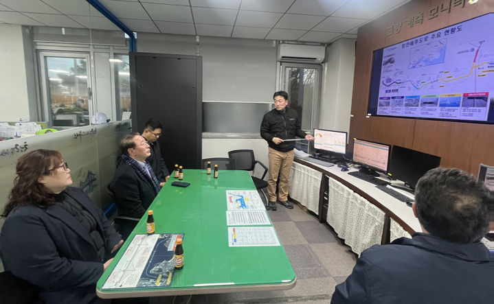 [부산=뉴시스] 부산시설공단이 교량시설팀 현안 업무에 대한 건의사항을 청취하고 있다. (사진=부산시설공단 제공) 2026.02.09. photo@newsis.com *재판매 및 DB 금지