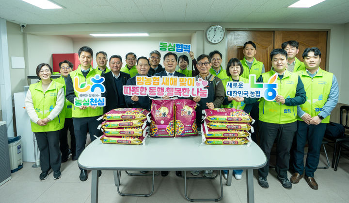 [서울=뉴시스] 대한사격연맹, 9일 공식 후원사 NH농협은행과 사회공헌활동 실시. (사진=대한사격연맹 제공) *재판매 및 DB 금지