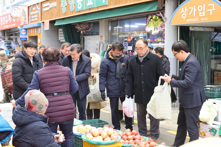 [양양=뉴시스] 9일 양양군청 직원들과 탁동수 부군수가 설 명절을 앞두고 전통시장 장보기 행사를 진행하고 있다.(사진=양양군청 제공)photo@newsis.com *재판매 및 DB 금지