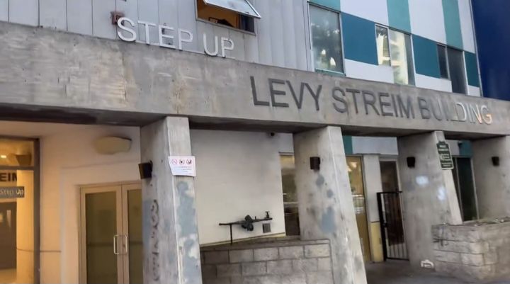 [서울=뉴시스]레스토랑 옆에 위치한 노숙자 보호소. (사진출처: 엑스) 2026.02.09.