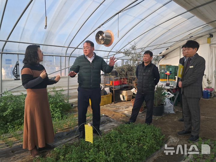 [완주=뉴시스] 김종훈 전북도 경제부지사(왼쪽 두 번째)가 9일 완주군 봉동읍에 위치한 농업회사법인 ㈜그라스팜을 방문해 '농촌돌봄농장' 운영 현장을 점검하고 관계자들의 애로사항을 듣고 있다. 2026.02.09&nbsp; *재판매 및 DB 금지