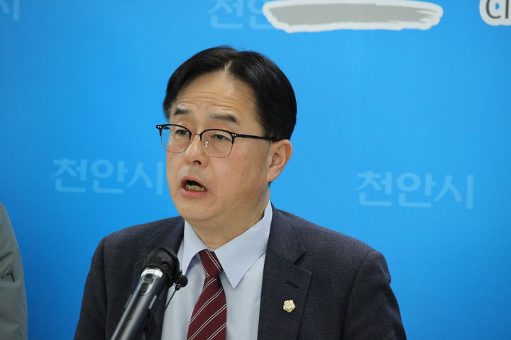 [천안=뉴시스] 최영민 기자 = 장혁 천안시의원(무소속)이 9일 불당동 과밀학급 문제에 대한 대안 제시를 위해 기자회견을 하고 있다. 2026.02.09. ymchoi@newsis.com *재판매 및 DB 금지