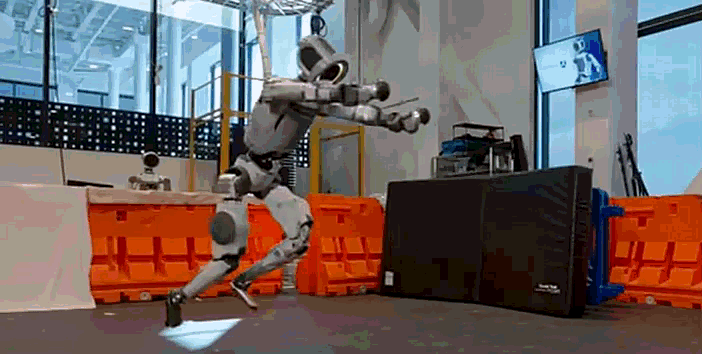 [서울=뉴시스] 현대차그룹의 로봇 계열사 보스턴 다이내믹스의 휴머노이드(인간형) 로봇 '아틀라스'가 연속 공중제비를 안정적으로 소화하며 실전 투입을 향한 전환점에 들어섰다. (영상=보스턴 다이내믹스 유튜브 채널 캡처) photo@newsis.com *재판매 및 DB 금지