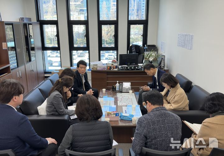 [창원=뉴시스]9일 경남도의회 저출산 대응특위 위원장인 진상락 의원실에서 창원상공회의소 김응수 상근부회장, 경남도 안수진 인구정책담당관 등이 참석한 가운데 '저출산 극복을 위한 민관 정책 발굴 간담회'가 열리고 있다.(사진=경남도의회 제공) 2026.02.09. photo@newsis.com