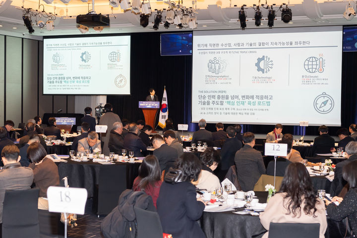 [부산=뉴시스] 국립부경대학교는 9일 오전 부산 해운대구 웨스틴조선 부산 그랜드볼룸에서 부산·울산·경남지역 고교 교장, 교육 전문직 종사자 등이 참가한 가운데 '미래인재 선발·양성 전략 세미나'를 개최했다고 밝혔다. (사진=부경대 제공) 2026.02.09. photo@newsis.com *재판매 및 DB 금지