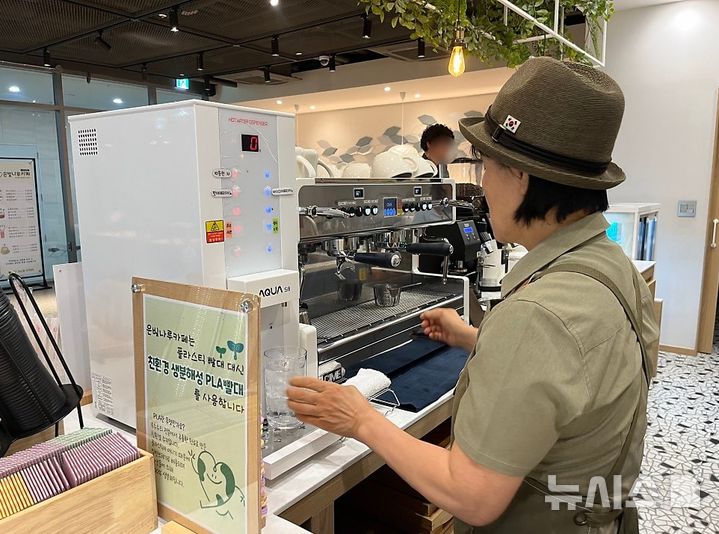 [과천=뉴시스] 노인 일자리 사업으로 운영되는 현장에서 일하는 어르신 모습. (사진=과천시 제공).2026.02.09.photo@newsis.com