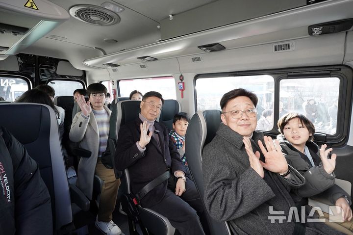 [성남=뉴시스]성남시 자율주행자동차 시승식행사에 참여한 신상진 성남시장과 시민들이 기념촬영을 하고 있다(사진=성남시 제공)2026.02.09.photo@newsis.com