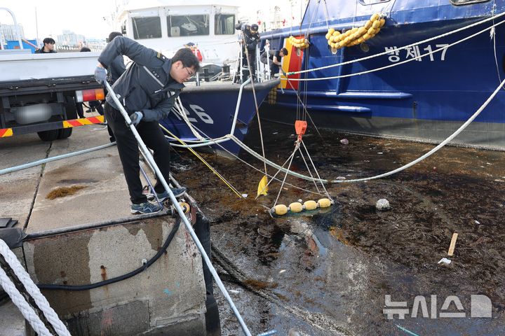 [제주=뉴시스] 9일 오전 제주항에서 해경이 괭생이모자반을 수거하고 있다. (사진=제주해양경찰서 제공) 2026.02.09. photo@newsis.com