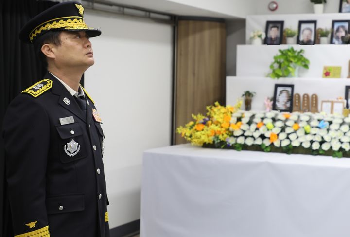 [무안=뉴시스] 최민철 제21대 전남소방본부장이 9일 취임식 대신 무안공항에 마련된 제주항공 여객기 사고 희생자 합동분향소를 찾아 희생자들의 넋을 기리고 있다. (사진 = 전남소방본부 제공). 2026.02.09. photo@newsis.com *재판매 및 DB 금지