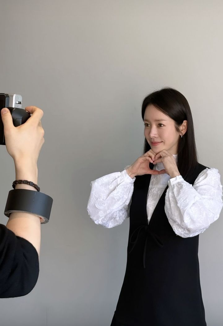 [서울=뉴시스] 배우 한지민. (사진=한지민 인스타그램 캡처) 2026.02.09. photo@newsis.com *재판매 및 DB 금지