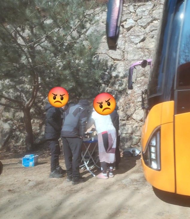 [뉴시스] 경북 문경의 한 사찰 주차장에서 산악회 회원들이 집단으로 육류를 조리하고 노상 방뇨까지 했다는 주장이 제기돼 비판이 이어지고 있다. (사진='보배드림' 캡처) *재판매 및 DB금지 *재판매 및 DB 금지