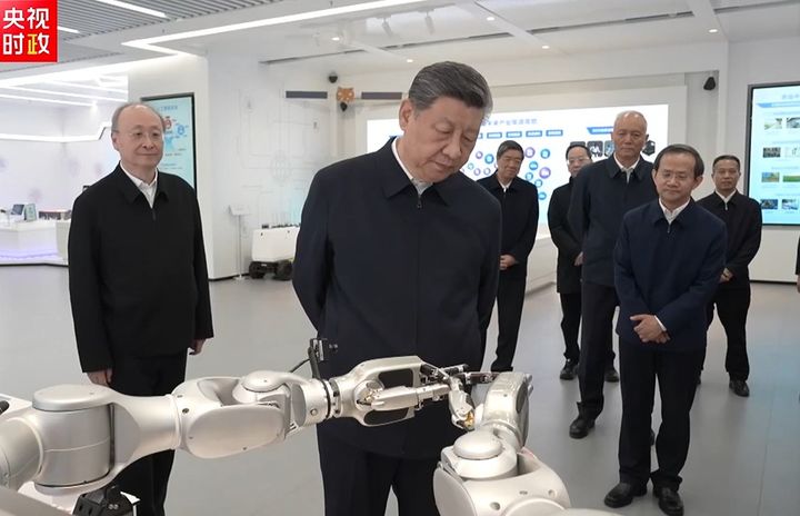 [서울=뉴시스]시진핑 중국 국가주석이 9일 중국 최대 명절인 춘제를 앞두고 베이징의 IT 혁신단지를 시찰했다. 시 주석이 바늘에 실을 꿰는 로봇의 모습을 살펴보는 모습. <사진출처: 중국중앙 TV 캡쳐>2026.02.09 