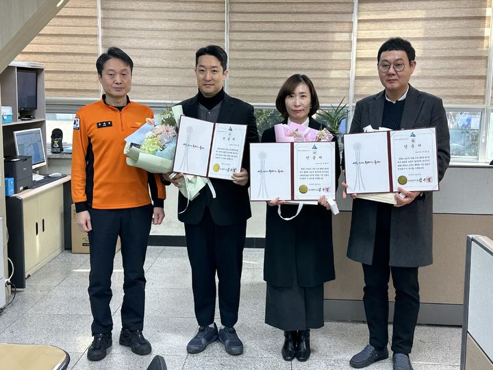 [울산=뉴시스] 울산 울주군시설관리공단은 소속 직원 2명과 강사 1명이 수영장에서 심정지 환자에 대한 신속한 대응으로 소중한 생명을 구한 공로를 인정받아 울산소방본부로부터 '하트 세이버(Heart Saver)' 인증을 받았다고 9일 밝혔다. (사진= 울주군시설관리공단 제공) 2026. 02.09.photo@newsis.com *재판매 및 DB 금지