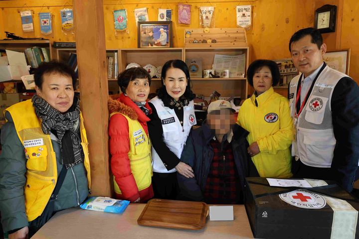 [창원=뉴시스]경남적십자사, 설 맞이 고령 이산가족 위로 방문. (사진=경남적십자사 제공) 2026.02.09. photo@newsis.com *재판매 및 DB 금지