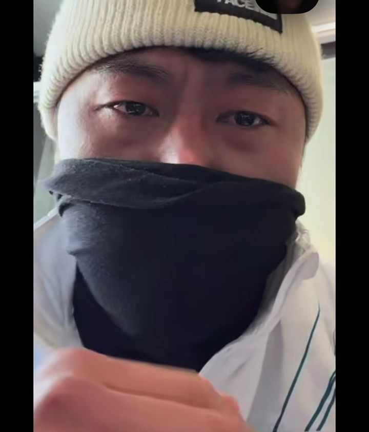 [서울=뉴시스] 아내와 영상 통화하며 눈물 흘리는 스노보드 은메달리스트 김상겸. (사진=김상겸 아내 SNS 영상 캡처). 2026.02.09. *재판매 및 DB 금지