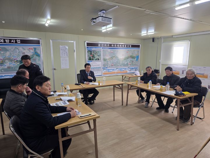 [창원=뉴시스] 권원만 도의원, 막곡지구·칠곡지구 재해예방사업 현장점검. (사진=권원만 도의원 제공) 2026.02.09. photo@newsis.com *재판매 및 DB 금지