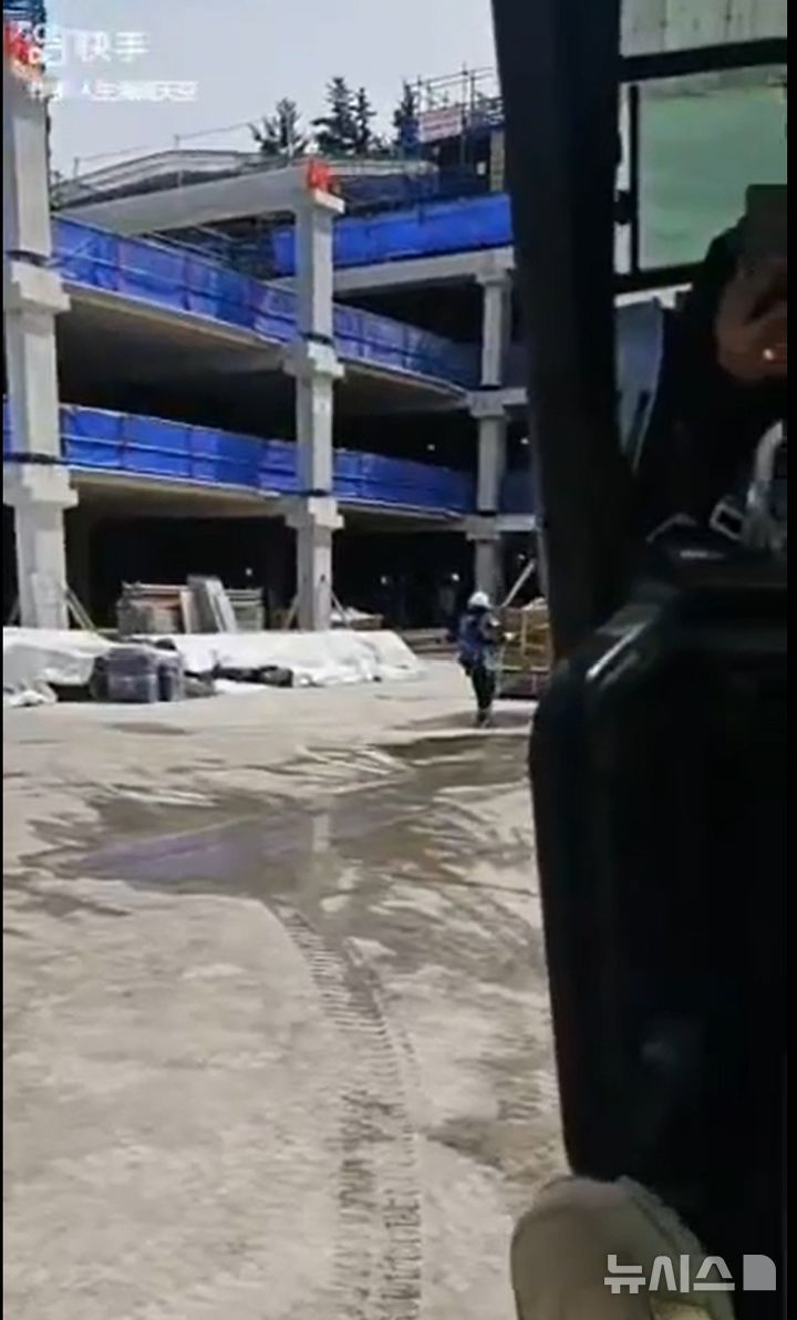 [포항=뉴시스] 안병철 기자 = 한 중국인 근로자가 중국 동영상 플랫폼에 게시한 경북 포항 힐스테이트 더샵 상생공원 공사 현장.(사진=독자 제공) 2026.02.09. photo@newsis.com