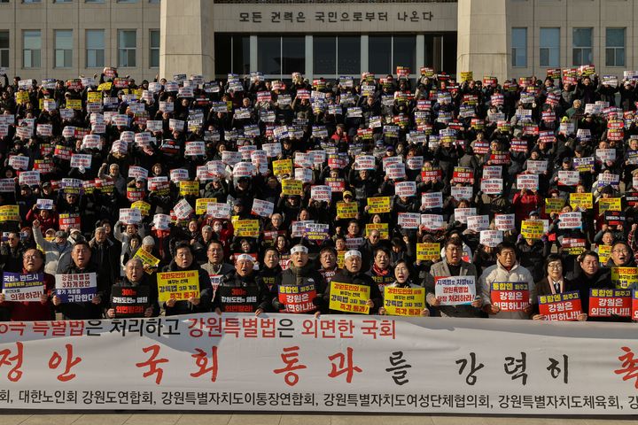 [춘천=뉴시스] 9일 강원특별자치도 김진태 지사는 이날 오후 1시 30분 국회의사당 본관 계단에서 도민 3000여 명이 참석한 강원특별법 3차 개정안의 조속한 국회 통과를 촉구하는 상경 결의 대회 개최 현장에서 삭발에 동참하며 강원특별법 통과를 촉구하는 강한 의지를 표명했다고 밝혔다. 강원특별자치도 제공. *재판매 및 DB 금지