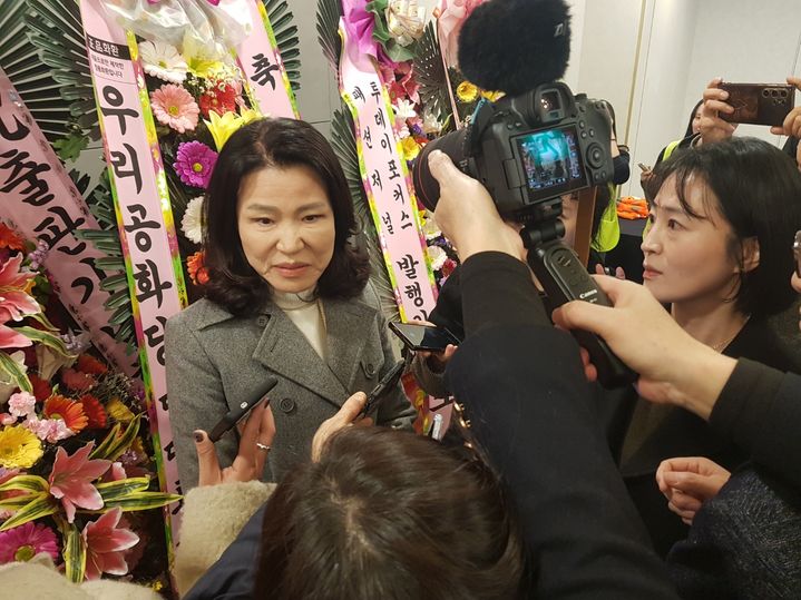 [대구=뉴시스] 정창오 기자=이진숙 전 방송통신위원장이 9일 오후 대구 수성구 그랜드호텔에서 자신의 저서 '위풍당당 이진숙입니다' 북콘서트를 겸한 출판기념회 직전 기자들과 일문일답을 하고 있다. 2026.02.09 jco@newsis.com *재판매 및 DB 금지