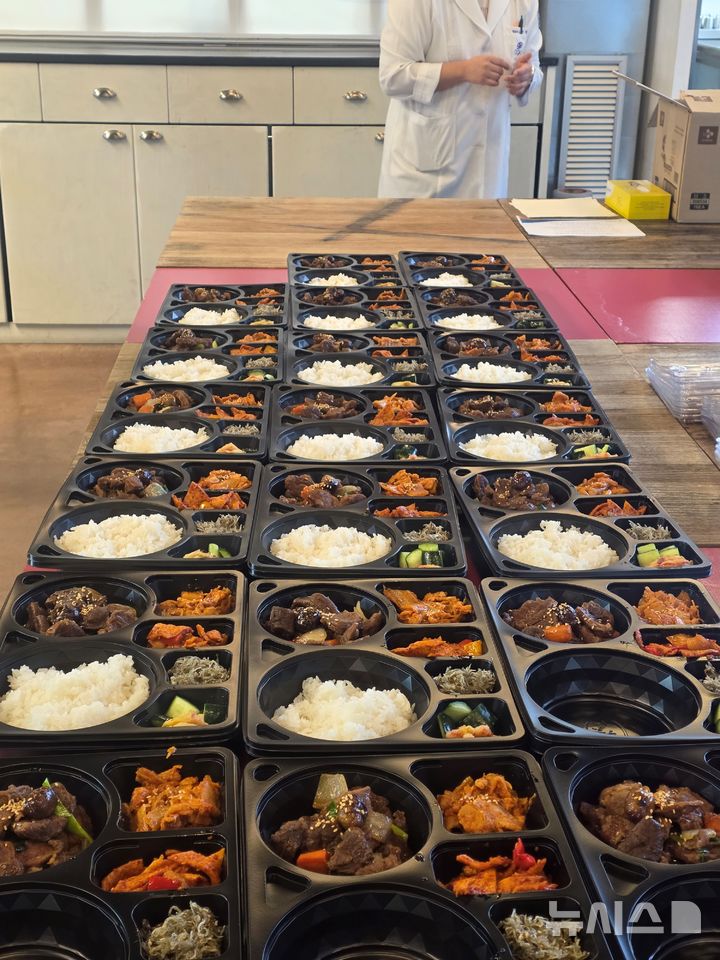 [밀라노=뉴시스] 김희준 기자 = 9일(현지 시간) 한국 선수단에 전달될 급식지원센터의 도시락. 2026.02.09jinxijun@newsis.com