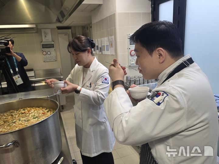[밀라노=뉴시스] 김희준 기자 = 9일(현지 시간) 2026 밀라노·코르티나담페초 동계올림픽 한국 선수단 급식지원센터에서 조은영 영양사와 김중현 조리사가 도시락에 들어갈 음식을 맛보고 있다. 2026.02.09jinxijun@newsis.com