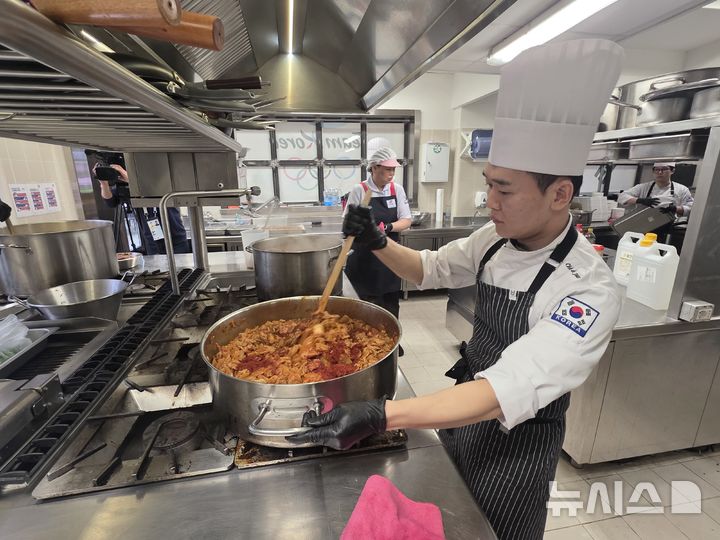 [밀라노=뉴시스] 김희준 기자 = 9일(현지 시간) 2026 밀라노·코르티나담페초 동계올림픽 한국 선수단 급식지원센터에서 조리사가 도시락에 들어갈 삼겹김치볶음을 만들고 있다. 2026.02.09jinxijun@newsis.com