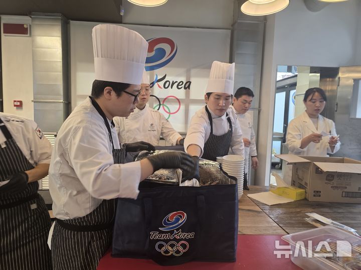 [밀라노=뉴시스] 김희준 기자 = 9일(현지 시간) 2026 밀라노·코르티나담페초 동계올림픽 한국 선수단 급식지원센터에서 도시락을 보온 가방에 담고 있다. 2026.02.09jinxijun@newsis.com