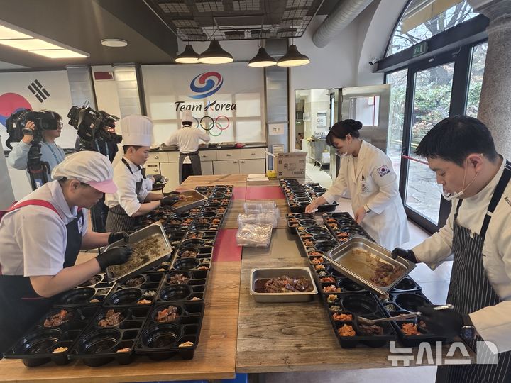 [밀라노=뉴시스] 김희준 기자 = 2026 밀라노·코르티나담페초 동계올림픽 한국 선수단 급식지원센터에서 도시락에 음식이 담겨지고 있다. 2026.02.09 jinxijun@newsis.com