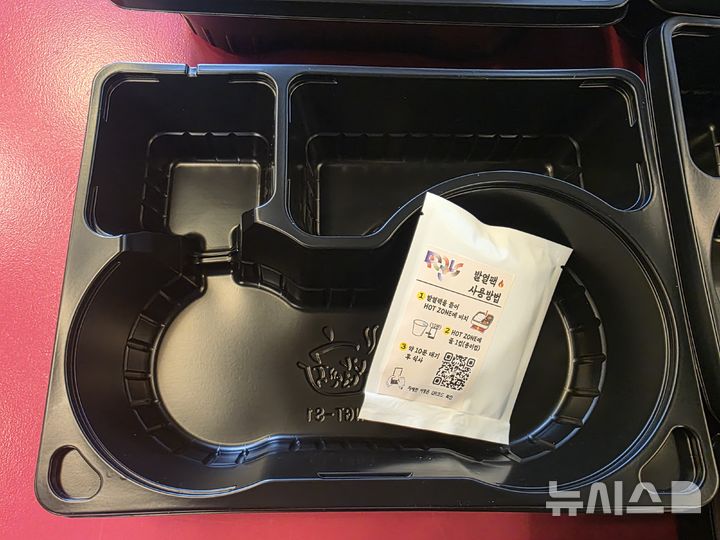 [밀라노=뉴시스] 김희준 기자 = 2026 밀라노·코르티나담페초 동계올림픽 한국 선수단 급식지원센터에서 제공하는 발열 도시락. 2026.02.09jinxijun@newsis.com