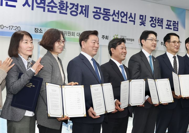 [광명=뉴시스]박승원 광명시장이 9일 세종시 지방시대위원회에서 열린 '제1차 지역순환경제 활성화 포럼'에 참석해 김경수 지방시대위원장 등과 함께 '지역을 살리는 지역순환경제 추진을 위한 공동선언문'에 서명하고 기념촬영을 하고 있다. 사진 왼쪽부터 이은경 (재)희망제작소 소장, 이경자 울산 동구 경제정책국장, 박승원 광명시장, 박정현 부여군수, 김경수 지방시대위원장, 장충남 남해군수.(사진=광명시 제공)2026.02.09.photo@newsis.com *재판매 및 DB 금지