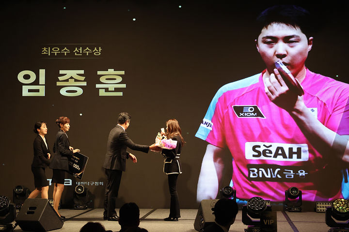 [서울=뉴시스] 2026 대한탁구협회(KTTA) 시상식에서 MVP로 선정된 임종훈을 대신해 아내 홍예림 씨가 대리 수상하고 있다. (사진=탁구협회 제공). 2026.02.09. *재판매 및 DB 금지