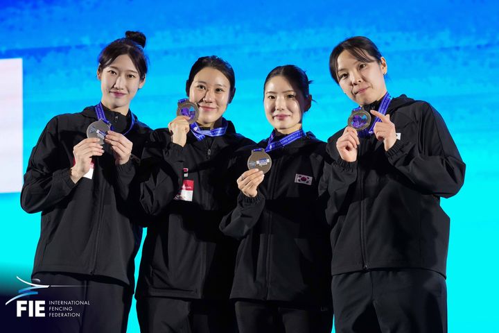 [서울=뉴시스] 한국 펜싱 여자 에페 대표팀 임태희(왼쪽부터), 박소형, 송세라, 박진주가 8일 중국 우시에서 열린 2026 국제펜싱연맹(FIE) 여자 에페 월드컵 단체전에서 준우승을 차지했다. (사진=대한펜싱협회 제공) 2026.02.09. *재판매 및 DB 금지